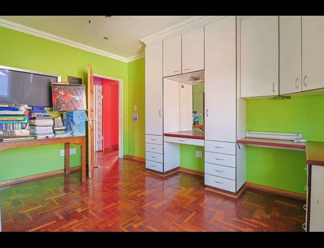 6 BEDROOM FREEHOLD FOR SALE IN BRACKENDOWNS